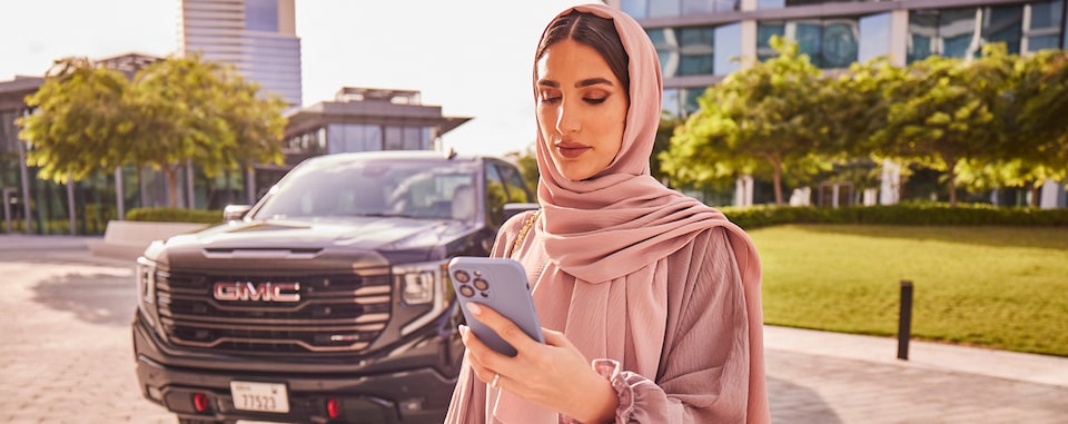 سيدة تنظر إلى هاتفها