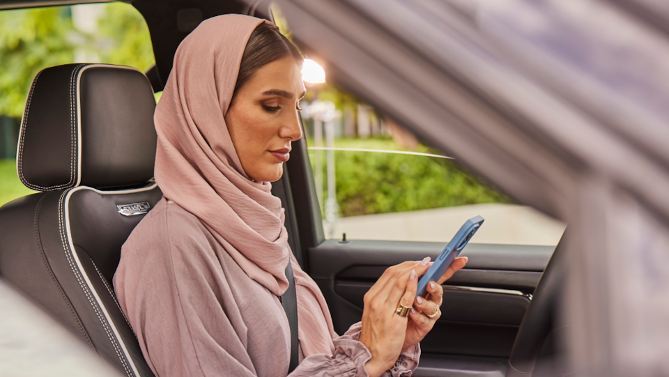 امرأة داخل السيارة على الهاتف